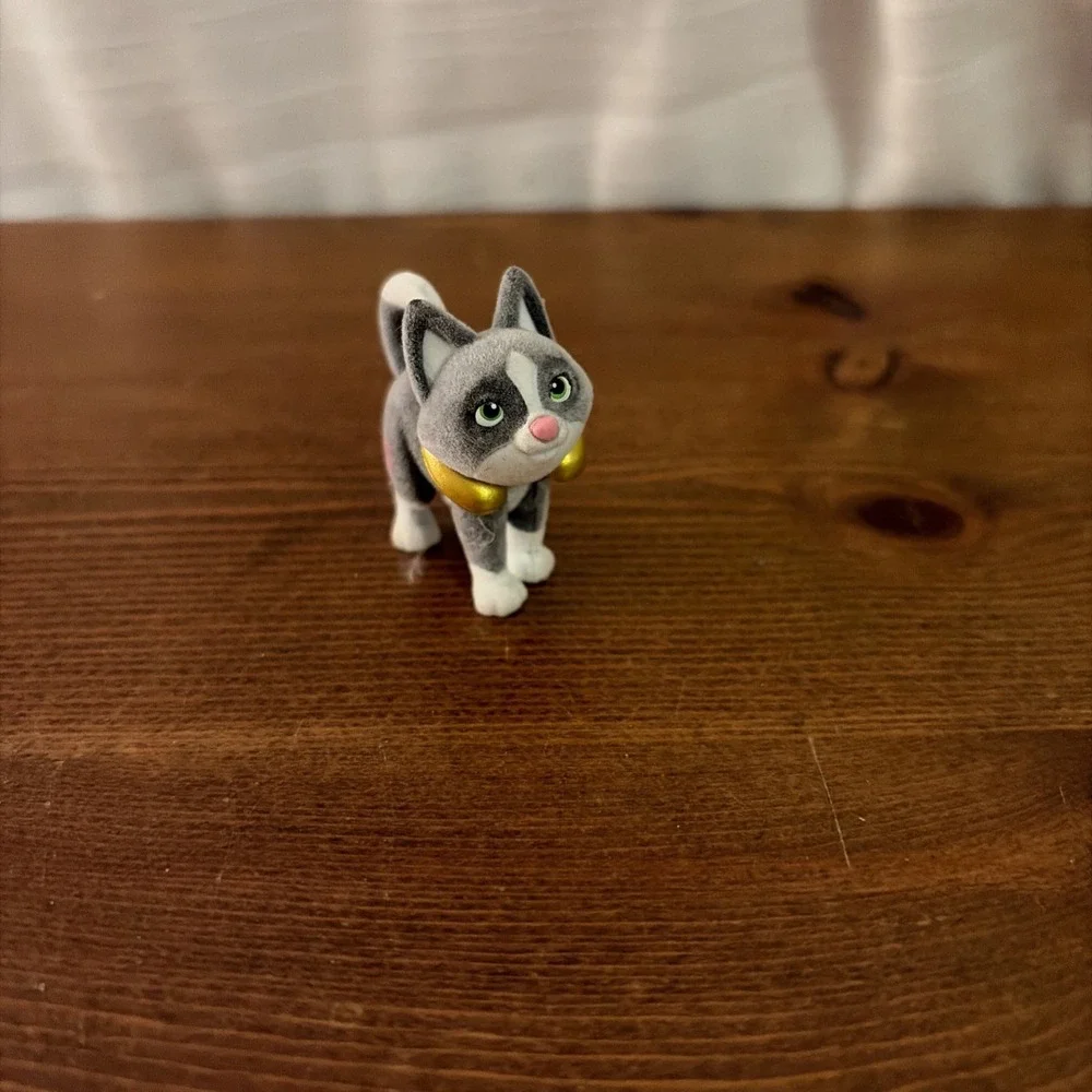Barbie Pets Series 13 Tuxedo Cat Gold Neck Pillow Mini Flocked Toy Figure